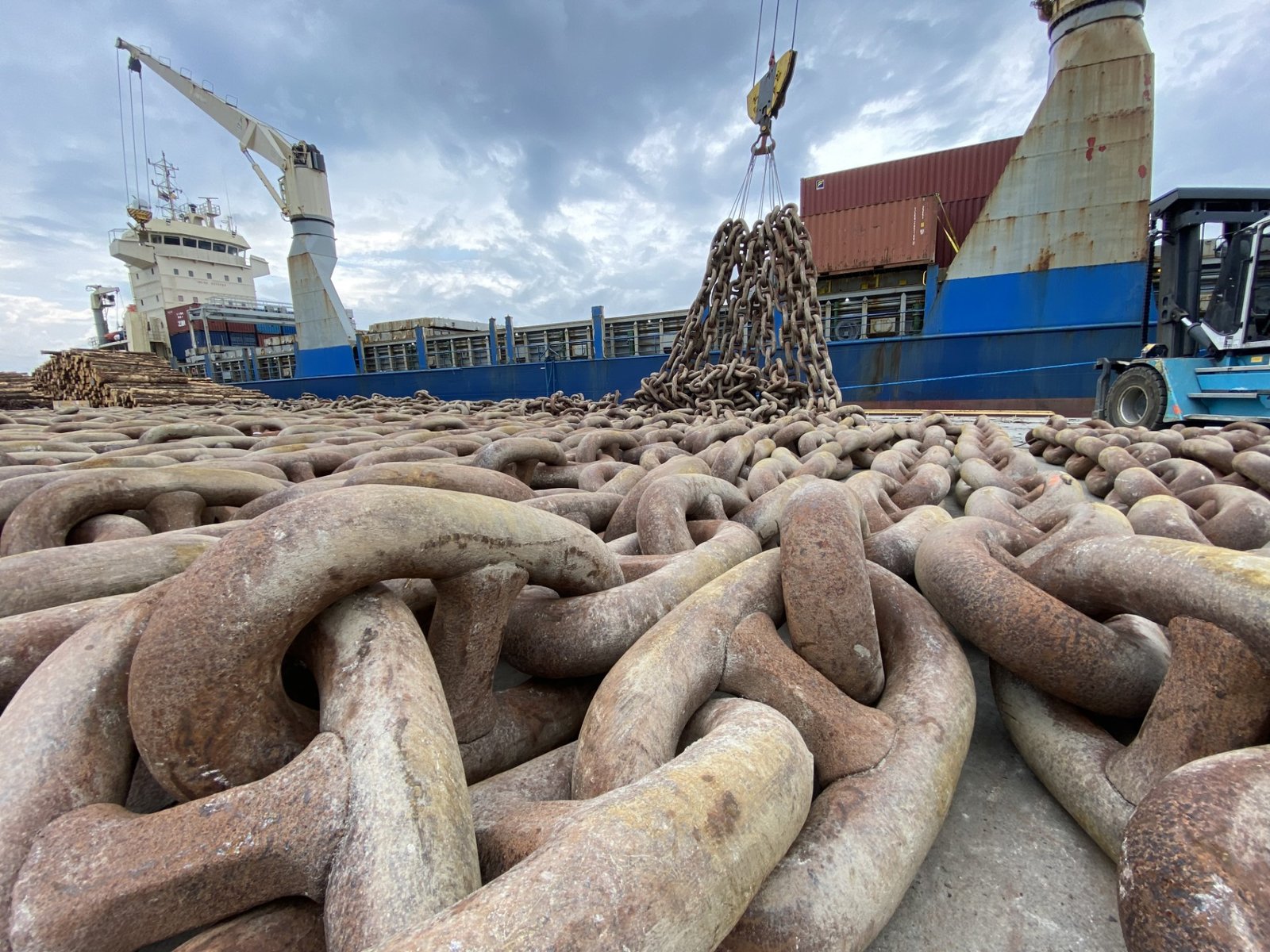 Big chains delivery for an offshore rig