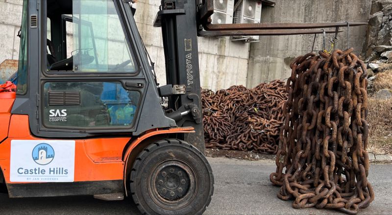 Medium chains in stock in Norway with a forklift