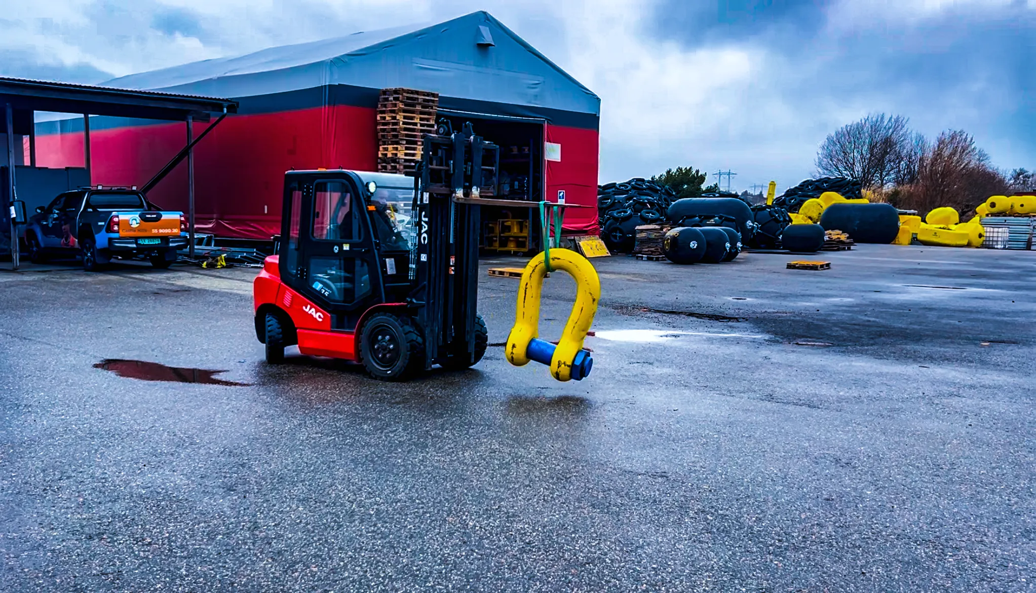 Giant mooring shackle